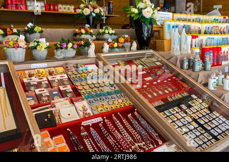 Shop mit religiösen Souvenirs und Kerzen in der Nähe der Basilika Scherpenheuvel, Wallfahrtsort in Scherpenheuvel-Zichem, Flandern, Belgien Stockfoto