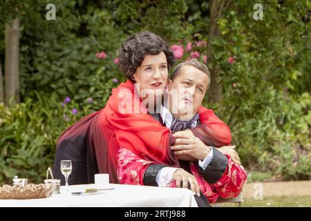 Pandora Clifford (Amanda Prynne), Rodney Matthew (Elyot Chase) in PRIVATLEBEN von Noel Coward in den Wadham College Gardens, Oxford, England 28/07/2010 an Oxford Shakespeare Company Production Kostüme: Adrian Lillie Regisseur: Nicholas Green Stockfoto