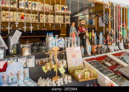 Shop mit religiösen Souvenirs und Kerzen in der Nähe der Basilika Scherpenheuvel, Wallfahrtsort in Scherpenheuvel-Zichem, Flandern, Belgien Stockfoto