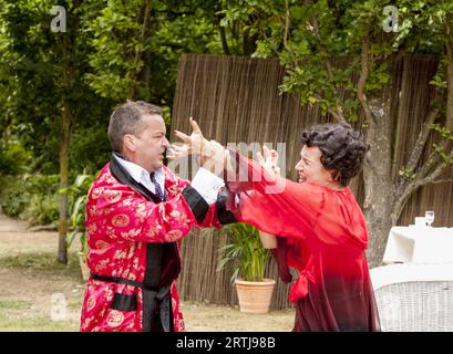 Rodney Matthew (Elyot Chase), Pandora Clifford (Amanda Prynne) in PRIVATLEBEN von Noel Coward in den Wadham College Gardens, Oxford, England 28/07/2010 an Oxford Shakespeare Company Production Kostüme: Adrian Lillie Regisseur: Nicholas Green Stockfoto