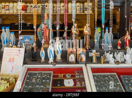 Shop mit religiösen Souvenirs und Rosenkranzen in der Nähe der Basilika Scherpenheuvel, Wallfahrtsort in Scherpenheuvel-Zichem, Flandern, Belgien Stockfoto