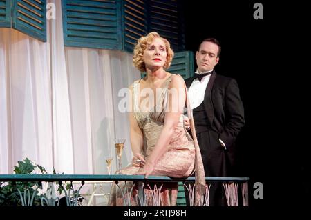 Kim Cattrall (Amanda), Matthew Macfadyen (Elyot) in PRIVATE LIVES von Noel Coward am Vaudeville Theatre, London WC2 03/03/2010 Design: Rob Howell Lighting: David Howe Regisseur: Richard Eyre Stockfoto