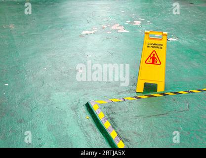 Schild mit Warnung vor nassem Boden, gelbes Schild mit Warnung vor nassem Boden, Warnsymbol für rutschigen Boden für Fußgänger. Stockfoto