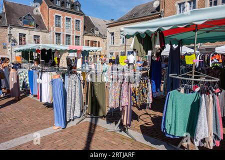 Samstag Markt auf dem Platz und in der Fußgängerzone rund um den Hauptplatz - lebhafter Marktplatz| Marche du vendrerdi dans les rues et Places d Stockfoto