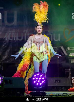 Thailändische Sänger und Tänzer auf der Bühne in Thailand Stockfoto