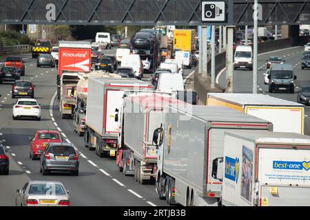 Colnbrook, Slough, Berkshire, Vereinigtes Königreich. September 2023. Verkehrsstaus auf der M25 bei Colnbrook in Slough, Berkshire. Der Flughafen Heathrow hat eine Planungserlaubnis für eine ehemalige Golf Driving Range in Colnbrook beantragt, um die Nutzung von Park & Ride für die Mitarbeiter von Heathrow zu ändern. Es liegt außerhalb des neuen Outer London ULEZ-Gebiets, sodass die Mitarbeiter die neue Gebühr von £12,50 ULEZ nicht bezahlen müssten, wenn sie in Heathrow arbeiten. Quelle: Maureen McLean/Alamy Live News Stockfoto