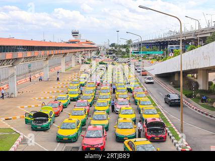 Blick auf den internationalen Flughafen Don-Mueang, Reihe von mehrfarbigen Taxis, die auf Passagiere warten. Stockfoto