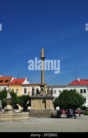 Die Mariensäule auf dem Hauptplatz von Kromeriz, Tschechische Republik, vertikal Stockfoto