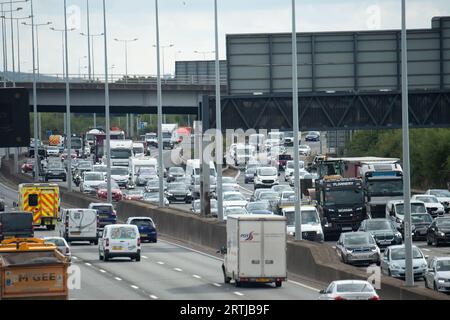 Colnbrook, Slough, Berkshire, Vereinigtes Königreich. September 2023. Verkehrsstaus auf der M25 bei Colnbrook in Slough, Berkshire. Der Flughafen Heathrow hat eine Planungserlaubnis für eine ehemalige Golf Driving Range in Colnbrook beantragt, um die Nutzung von Park & Ride für die Mitarbeiter von Heathrow zu ändern. Es liegt außerhalb des neuen Outer London ULEZ-Gebiets, sodass die Mitarbeiter die neue Gebühr von £12,50 ULEZ nicht bezahlen müssten, wenn sie in Heathrow arbeiten. Quelle: Maureen McLean/Alamy Live News Stockfoto