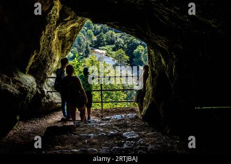 Das Naturreservat Furfooz liegt im Tal der Lesse und bietet sowohl archäologische als auch geologische Stätten in geschützter Natur. Die Familie Stockfoto