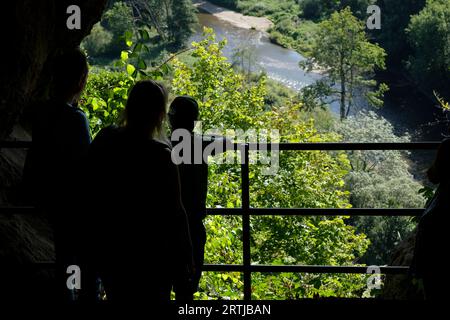 Das Naturreservat Furfooz liegt im Tal der Lesse und bietet sowohl archäologische als auch geologische Stätten in geschützter Natur. Die Familie Stockfoto