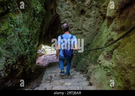 Das Naturreservat Furfooz liegt im Tal der Lesse und bietet sowohl archäologische als auch geologische Stätten in geschützter Natur. Die Familie Stockfoto