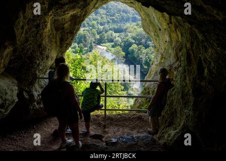 Das Naturreservat Furfooz liegt im Tal der Lesse und bietet sowohl archäologische als auch geologische Stätten in geschützter Natur. Die Familie Stockfoto