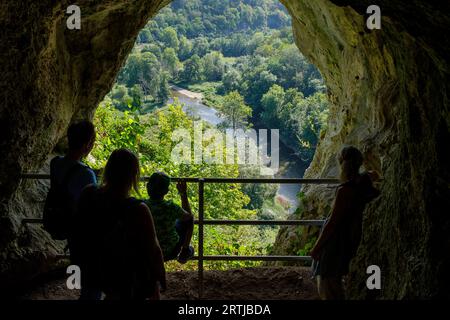 Das Naturreservat Furfooz liegt im Tal der Lesse und bietet sowohl archäologische als auch geologische Stätten in geschützter Natur. Die Familie Stockfoto