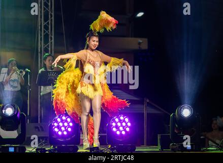 Thailändische Sänger und Tänzer auf der Bühne in Thailand Stockfoto