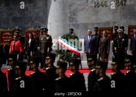 Mexiko-Stadt, Mexiko-Stadt, Mexiko. September 2023. ANDRES MANUEL LOPEZ OBRADOR Präsident der Vereinigten Mexikanischen Staaten, der während der Zeremonie im Bosque de Chapultepec Blumenarrangements lieferte. (Bild: © Luis E Salgado/ZUMA Press Wire) NUR REDAKTIONELLE VERWENDUNG! Nicht für kommerzielle ZWECKE! Stockfoto