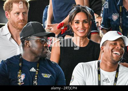 Düsseldorf, Deutschland. September 2023. Meghan, die Herzogin von Sussex und Prinz Harry, der Herzog von Sussex sehen sich das Schwimmfinale an. Tag 4 der Invictus Games Düsseldorf in und um die Merkur Spiel Arena. In diesem Jahr nehmen 21 Nationen an den Spielen Teil. Quelle: Imageplotter/Alamy Live News Stockfoto