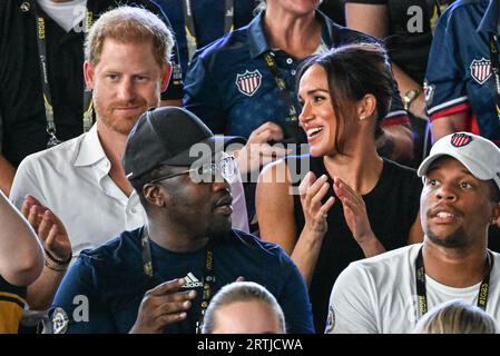 Düsseldorf, Deutschland. September 2023. Meghan, die Herzogin von Sussex und Prinz Harry, der Herzog von Sussex sehen sich das Schwimmfinale an. Tag 4 der Invictus Games Düsseldorf in und um die Merkur Spiel Arena. In diesem Jahr nehmen 21 Nationen an den Spielen Teil. Quelle: Imageplotter/Alamy Live News Stockfoto