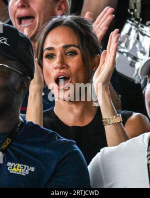 Düsseldorf, Deutschland. September 2023. Meghan, die Herzogin von Sussex und Prinz Harry, der Herzog von Sussex sehen sich das Schwimmfinale an. Tag 4 der Invictus Games Düsseldorf in und um die Merkur Spiel Arena. In diesem Jahr nehmen 21 Nationen an den Spielen Teil. Quelle: Imageplotter/Alamy Live News Stockfoto