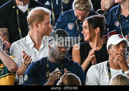 Düsseldorf, Deutschland. September 2023. Meghan, die Herzogin von Sussex und Prinz Harry, der Herzog von Sussex sehen sich das Schwimmfinale an. Tag 4 der Invictus Games Düsseldorf in und um die Merkur Spiel Arena. In diesem Jahr nehmen 21 Nationen an den Spielen Teil. Quelle: Imageplotter/Alamy Live News Stockfoto