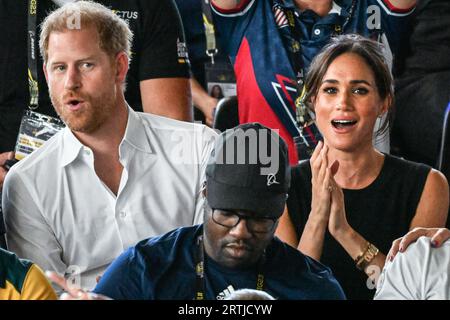 Düsseldorf, Deutschland. September 2023. Meghan, die Herzogin von Sussex und Prinz Harry, der Herzog von Sussex sehen sich das Schwimmfinale an. Tag 4 der Invictus Games Düsseldorf in und um die Merkur Spiel Arena. In diesem Jahr nehmen 21 Nationen an den Spielen Teil. Quelle: Imageplotter/Alamy Live News Stockfoto