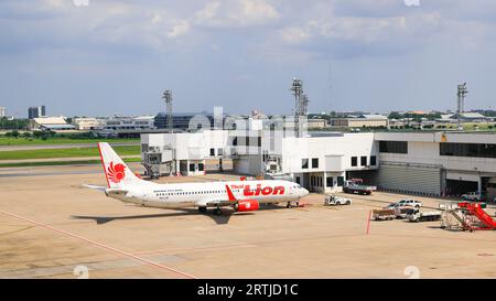 Flugzeuge werden durch Flugzeugschlepper auf Rollweg zurückgedrückt, eines in Bodenabfertigungsdiensten. Stockfoto