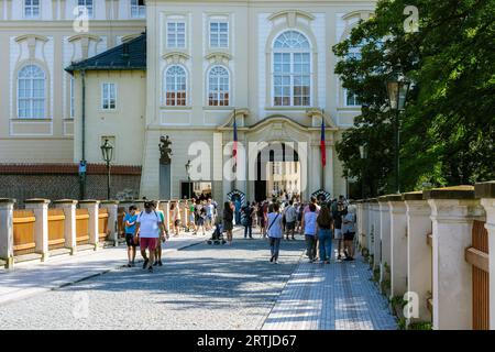 Prag, Tschechische Republik, Juli 28: Touristen besuchen die Prager Burg. Prag, am Eingang zur Prager Burg, 28. Juli 2022. Stockfoto