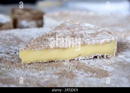 Geschnittener Brie-Käse, gereifter weicher Teig | Triangle de fromage Brie - pâte molle affinee Stockfoto