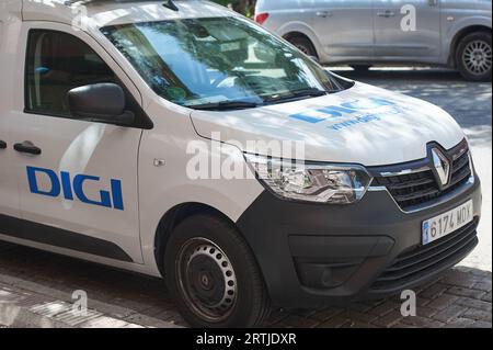 Viladecans, Spanien - 12. September 2023: Fahrzeug des DIGI-Mobilfunkanbieters und Internetdienstanbieters, RCS RDS-Gruppe. Stockfoto