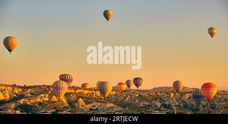 Bunte Heißluftballons. Sonnenaufgang in Kappadokien. Bunte Ballons fliegen während des Sonnenaufgangs im Tal. Goreme, Nevsehir, Kappadokien Stockfoto