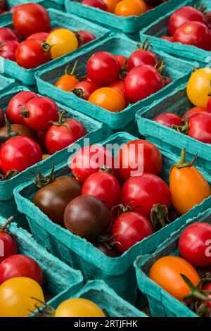 Körbe aus frischen Kirschtomaten im Rautenmuster Stockfoto