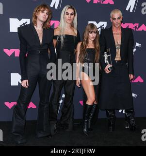 Newark, Usa. September 2023. NEWARK, NEW JERSEY, USA – 12. SEPTEMBER: Thomas Raggi, Ethan Torchio, Victoria de Angelis und Damiano David von Måneskin (Maneskin) posieren im Pressesaal bei den MTV Video Music Awards 2023, die am 12. September 2023 im Prudential Center in Newark, New Jersey, USA, stattfinden. (Foto: Xavier Collin/Image Press Agency) Credit: Image Press Agency/Alamy Live News Stockfoto