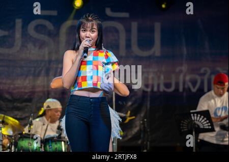 Thailändische Sänger und Tänzer auf der Bühne in Thailand Stockfoto