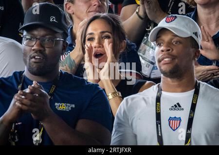 Düsseldorf, Deutschland. September 2023. Meghan, Herzogin von Sussex, jubelt während der Schwimmwettbewerbe bei den 6. Invictus Games zu. Der Paralympische Wettbewerb für kriegsbehinderte Athleten wird erstmals in Deutschland ausgetragen. Quelle: Christoph Reichwein/dpa/Alamy Live News Stockfoto