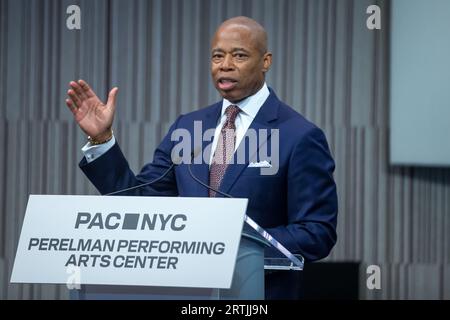 Der Bürgermeister von New York, Eric Adams, spricht während der Zeremonie des Bandschneidens für das Perelman Performing Arts Center in Lower Manhattan, New York City, am 13. September 2023. Das Performing Arts Center, das am Ground Zero in Lower Manhattan gebaut wurde, soll am 19. September 2023 eröffnet werden, wobei sich das erste von fünf Konzerten auf das Thema Refuge konzentrierte. Quelle: Brasilien Photo Press/Alamy Live News Stockfoto