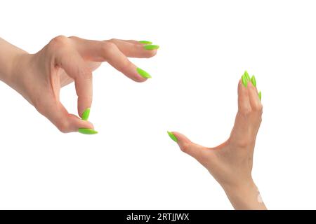 Die Hand einer Frau mit grünen Nolen hält ein winziges oder dünnes Objekt, isoliert auf weißem Hintergrund. Stockfoto
