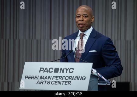 New York City, NY, USA. September 2023. Der Bürgermeister von New York, Eric Adams, spricht während der Zeremonie des Bandschneidens für das Perelman Performing Arts Center in Lower Manhattan, New York City, am 13. September 2023. Das Performing Arts Center, das am Ground Zero in Lower Manhattan gebaut wurde, soll am 19. September 2023 eröffnet werden, wobei sich das erste von fünf Konzerten auf das Thema Refuge konzentrierte. (Bild: © William Volcov/ZUMA Press Wire) NUR REDAKTIONELLE VERWENDUNG! Nicht für kommerzielle ZWECKE! Stockfoto
