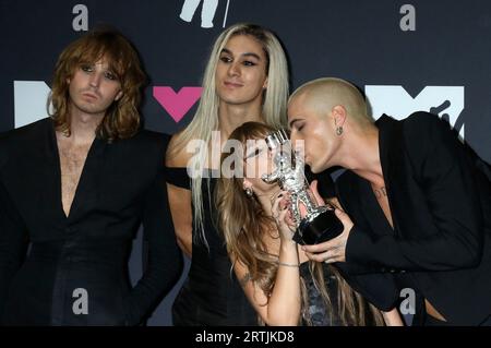 Thomas Raggi, Ethan Torchio, Damiano David und Victoria de Angelis von Maneskin bei der Verleihung der MTV Video Music Awards 2022 im Prudential Center. Newark, 12.09.2023 Stockfoto