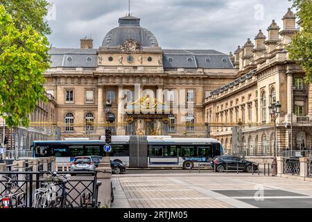 Paris, Frankreich - 10. August 2023: Hybrid-Bus der Firma Mobilites auf der Ile de France vor dem Justizpalast, in Stockfoto