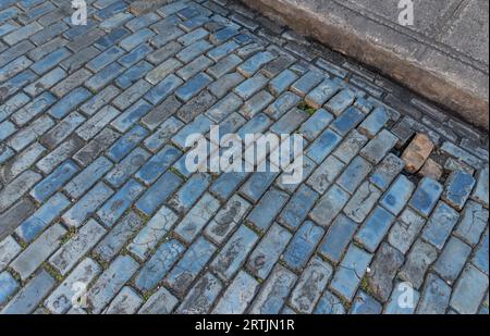 Viele der Straßen im alten San Juan sind mit Adoxinen oder blauen Kopfsteinpflastersteinen gepflastert, die aus Abfällen aus der Eisenverhüttung bestehen. Sie wurden aus Spanien importiert. Stockfoto