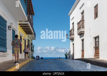 Viele der Straßen im alten San Juan sind mit Adoxinen oder blauen Kopfsteinpflastersteinen gepflastert, die aus Abfällen aus der Eisenverhüttung bestehen. Sie wurden aus Spanien importiert. Stockfoto