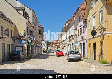 Karlovac, Kroatien - 1. September 2023. Umfangreiche Renovierungs- und Straßenarbeiten im historischen Zentrum von Karlovac Stockfoto