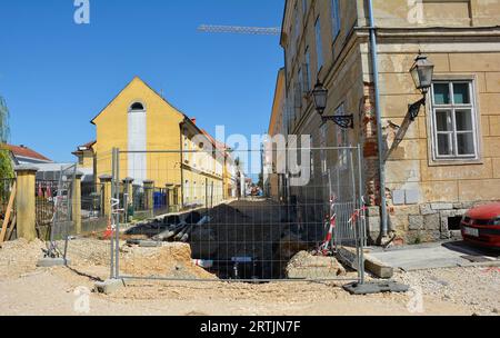 Karlovac, Kroatien - 1. September 2023. Umfangreiche Renovierungs- und Straßenarbeiten im historischen Zentrum von Karlovac Stockfoto