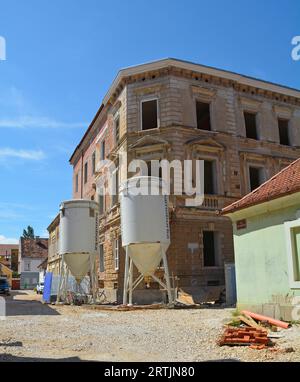 Karlovac, Kroatien - 1. September 2023. Umfangreiche Renovierungs- und Straßenarbeiten im historischen Zentrum von Karlovac Stockfoto