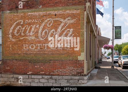 Altes Geisterschild für Coca Cola an der Seite eines Gebäudes in Kentucky Stockfoto