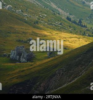 Der Pilatus, auch oft als Pilatus bezeichnet, ist ein Bergmassiv mit Blick auf Luzern in der Zentralschweiz. Er besteht aus mehreren Gipfeln. Stockfoto