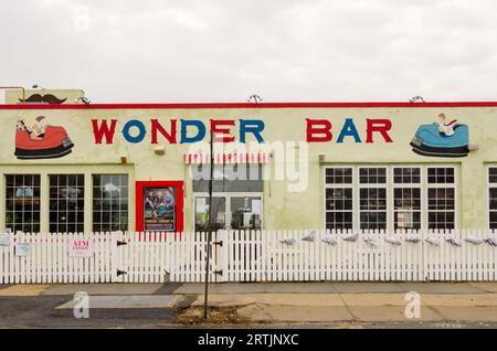 Wandgemälde der alten ikonischen Stoßfängerautos sind in der Wonder Bar in Asbury Park, NJ, gemalt Stockfoto