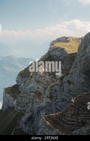 Der Pilatus, auch oft als Pilatus bezeichnet, ist ein Bergmassiv mit Blick auf Luzern in der Zentralschweiz. Er besteht aus mehreren Gipfeln. Stockfoto