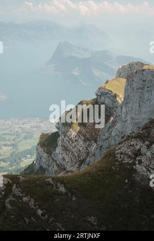 Der Pilatus, auch oft als Pilatus bezeichnet, ist ein Bergmassiv mit Blick auf Luzern in der Zentralschweiz. Er besteht aus mehreren Gipfeln. Stockfoto