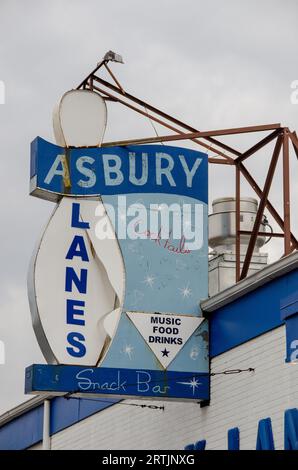 Schild mit Bowlingbahn Asbury Lanes MCM im Asbury Park, New Jersey, mit klassischen Starbursts. Foto von Liz Roll Stockfoto